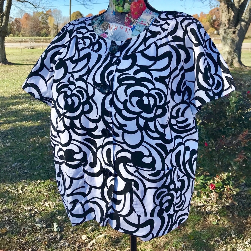 🪁White w/Black Floral Pattern Button Down Top